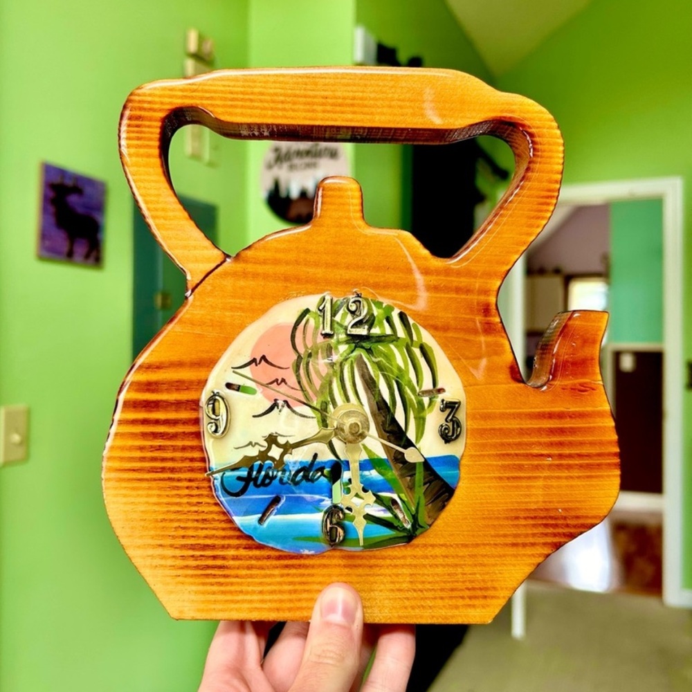 VTG Wooden Florida State Teapot Kettle Shaped Painted Glazed Sand Dollar Clock